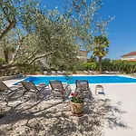 Strandnahes Apartment Mit 60M2 Grossem Pool, Bbq, Liegen, Nur 800 Meter Zum Strand