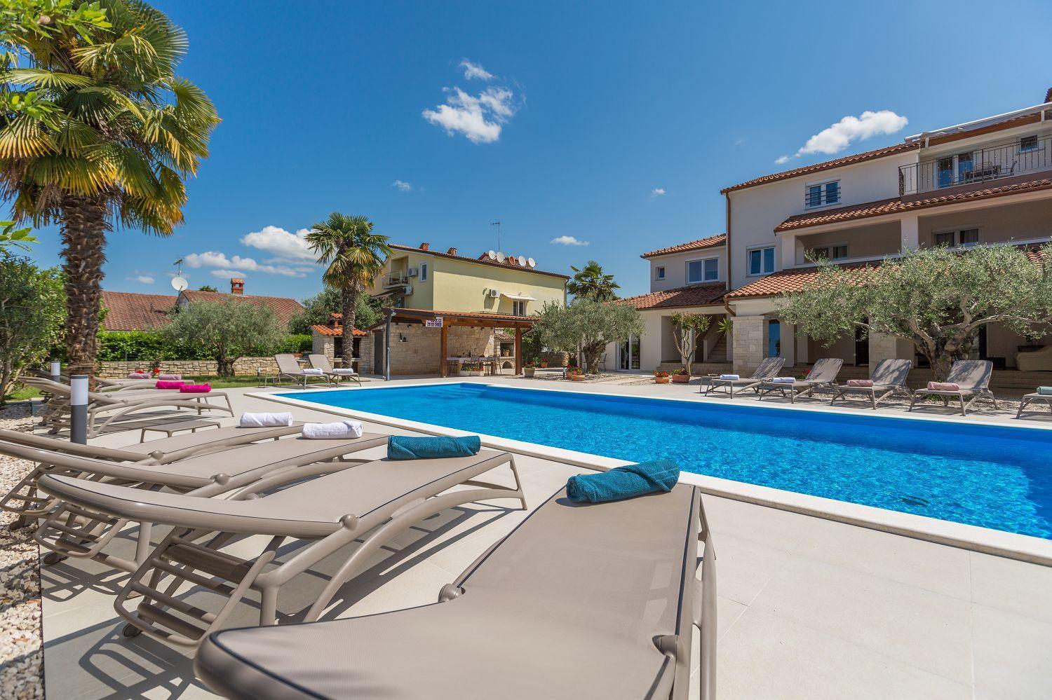 Strandnahes Mit 60m2 Grossem Pool, Bbq, Liegen, Nur 800 Meter Zum * Poreč