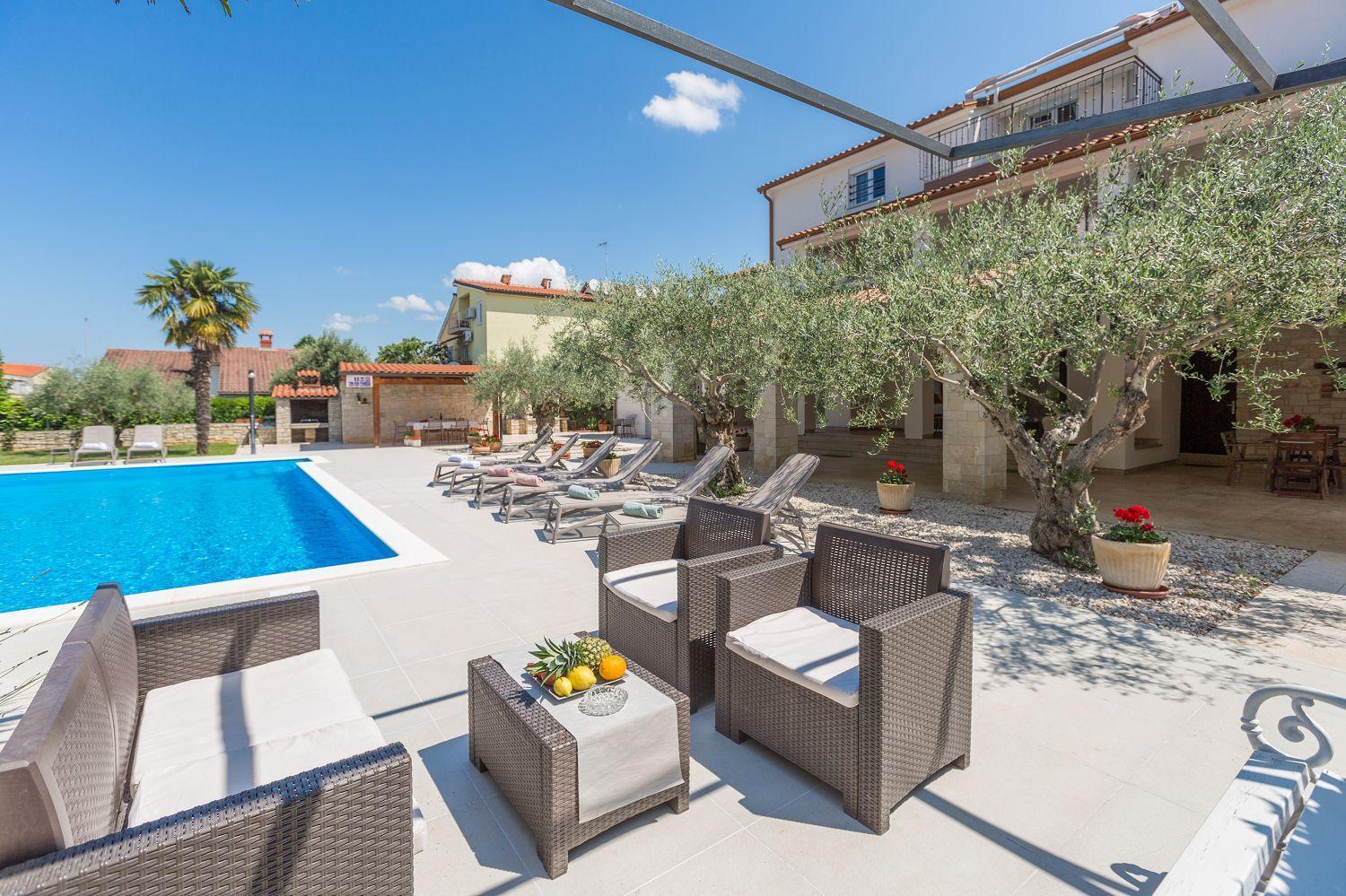 Apartment Strandnahes Mit 60m2 Grossem Pool, Bbq, Liegen, Nur 800 Meter Zum Poreč