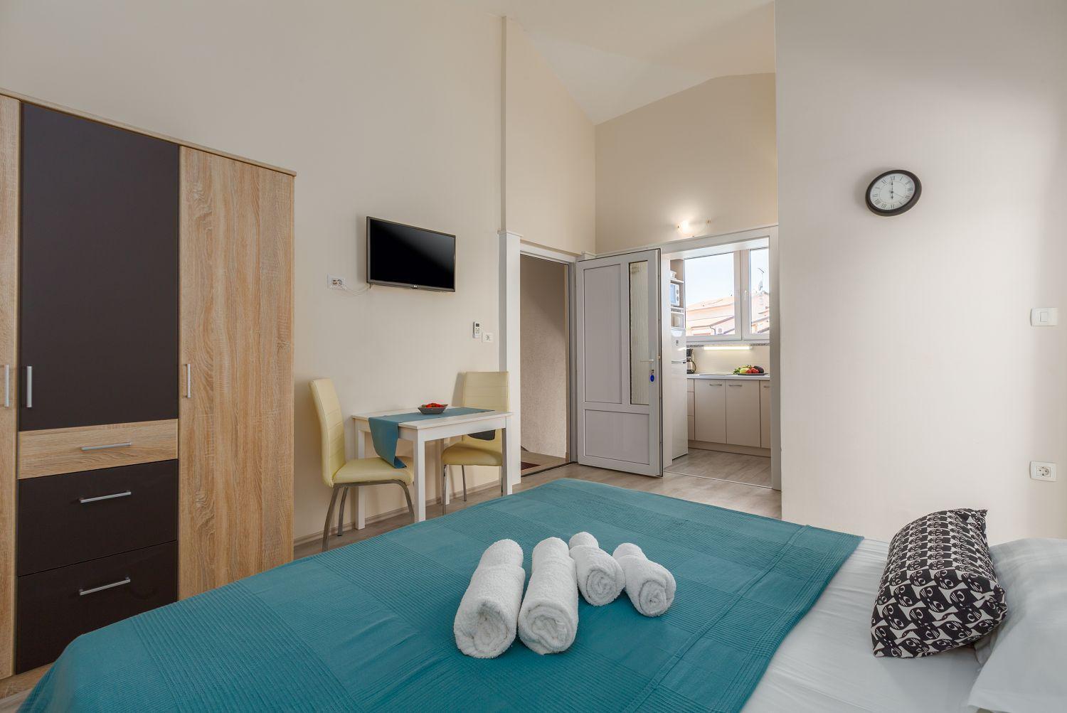 Apartmán Strandnahes Mit 60m2 Grossem Pool, Bbq, Liegen, Nur 800 Meter Zum Porec