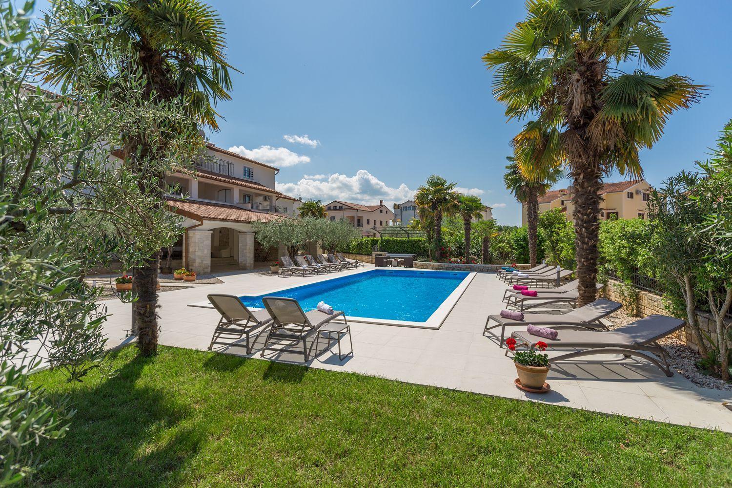 Apartmán Strandnahes Mit 60m2 Grossem Pool, Bbq, Liegen, Nur 800 Meter Zum Porec