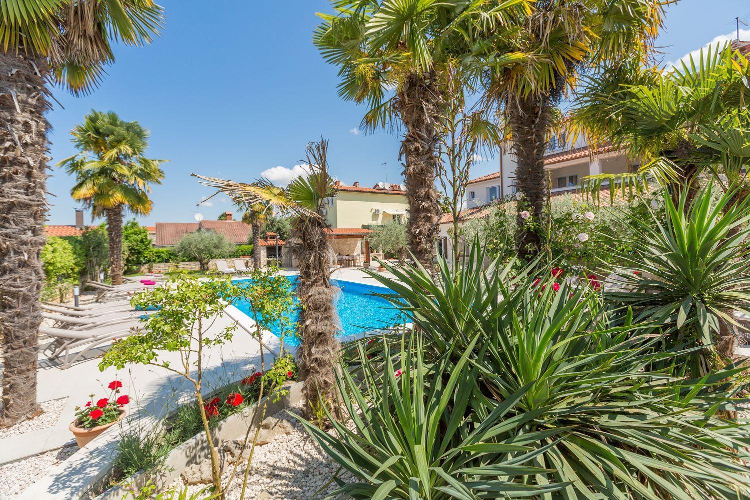 Strandnahes Mit 60m2 Grossem Pool, Bbq, Liegen, Nur 800 Meter Zum Poreč